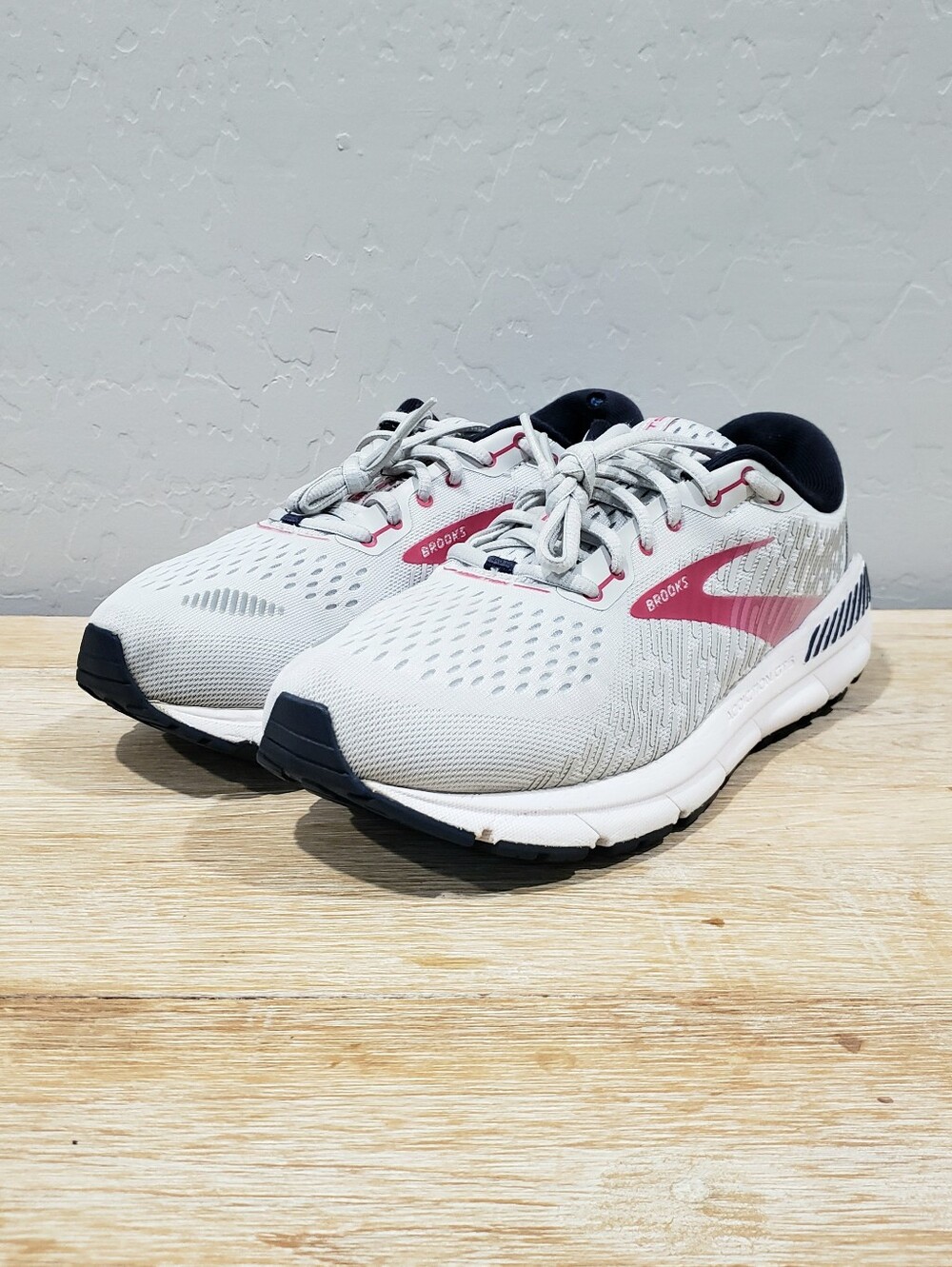 BROOKS Women's Addiction GTS 15 Running Shoes (9W) Oyster Gray/Pink